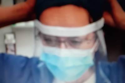  Medicinska sestra pokazala kako sami kod kuće da napravite vizir za zaštitu od korone virusa (VIDEO) 