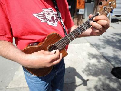  Ucitelj-peva-ucenicima-pod-prozorom-u-doba-korona-virus-Zagreb 