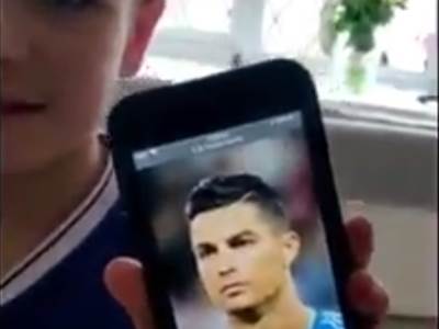  Kad te ispali rođeni otac: Tata, šišaj "na Ronalda"! (VIDEO) 