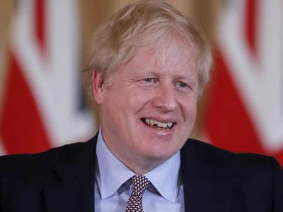  Boris Džonson na nogama: Posle izlaska sa intenzivne nege, kratka šetnja 