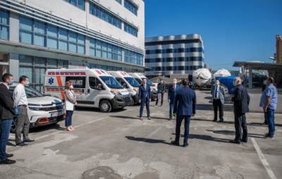  Zdravstvenim ustanovama isporučena tri savremena vozila za prevoz oboljelih od COVID-19 