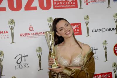  Čik ponovite ovo: Povukla gaćice "do pupka" i zaplesala! (VIDEO) 