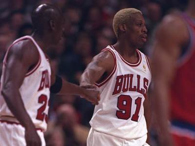  Majkl-Dzordan-izvukao-Denis-Rodman-iz-kreveta-sa-Karmen-Elektrom-Cikago-Buls-NBA 