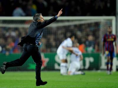  Zoze-Murinjo-slavi-poraz-Intera-na-Nou-Kampu-protiv-Barselone-Liga-sampiona-2010 