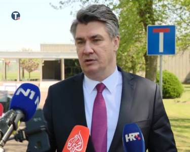  Oglasili se muškarci u spornim majicama: Poslali OŠTRU PORUKU Milanoviću! 