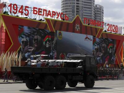  Lukašenko na paradi 