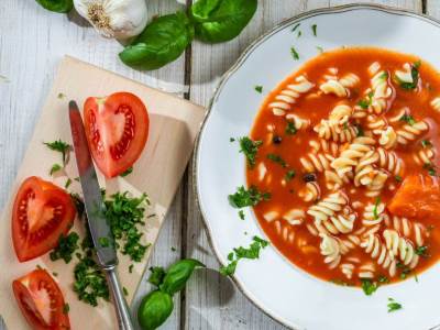  Pikantna čorbica od paradajza sa testeninom 
