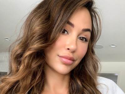  Ljepotica bujnih oblina! 