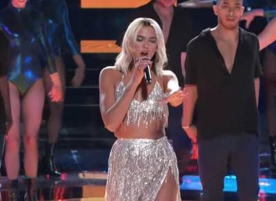  Nauljena pjevačica u malenom bikiniju preporučuje knjige! (FOTO) 