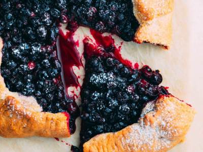  Savršena kombinacija ukusa: Kremasti kolač sa borovnicama u lisnatom testu 