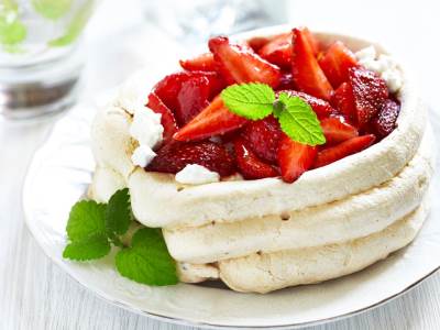  Pavlova-sa-jagodama-recept-vocna-torta 