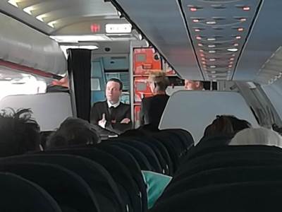  NEZAPAMĆENA TUČA U AVIONU zbog "socijalne distance" 