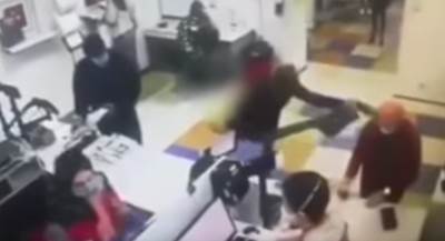  Nisu je pustili u poštu bez maske, ona SVUKLA PANTALONE i šokirala! (VIDEO) 
