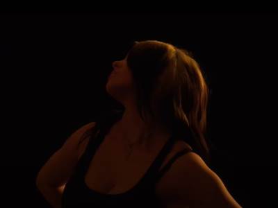  Devet miliona pregleda: Pevačica se svlači i šalje važnu poruku! (VIDEO) 