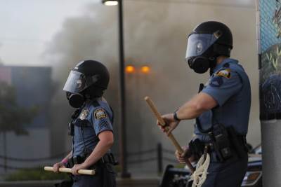  SAD-policajac-zena-razvod-protesti 