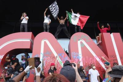  SAD-napadnut-CNN-centar-tokom-protesta 