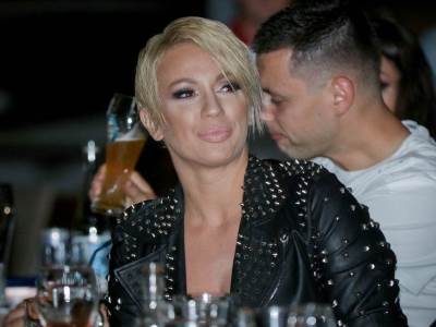  ANA KOKIĆ SAMA SEBI UNAKARADILA LICE: Pjevačica neprepoznatljiva! Da je vidite ne biste vjerovali da 