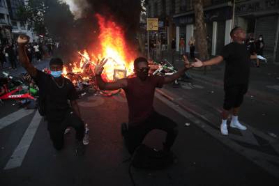  HAOS i u Parizu: Policija dimnim bombama na demonstrante, ulice GORE (FOTO) 