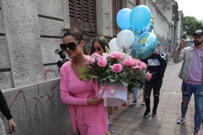  PONOSNE TETKE: Bogdanine sestre donele balone i cveće! (FOTO) 
