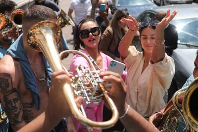  Ništa bez njega: Ponosna tetka se veseli u NJEGOVOM zagrljaju! FOTO, VIDEO 