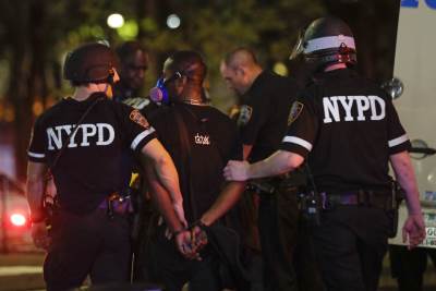  UŽAS u Bruklinu: Policajac uboden nožem u vrat, napadač ga pratio 