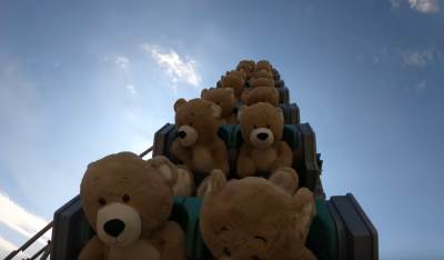  Zašto se  džinovski plišani medvedi voze ovim toboganom? (VIDEO) 