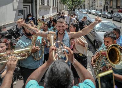  Veljko Ražnatović uskočio u bazen u Titelu!  