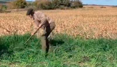  Edinson-Kavani-kosidba-Urugvaj-kosi-travu 