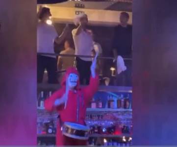  Pogledajte kako ĐOKOVIĆ đuska uz taktove čuvene Bela ćao!  