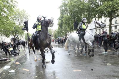  Policajka se sudarila sa semaforom, završila u bolnici 