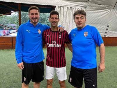  Novak-Djokovic-fudbal-na-terminu-Stefan-Pot-Instagram-Novak-Djokovic-u-dresu-Milana 