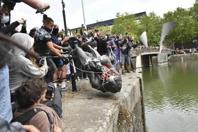  NOVE ŽRTVE protesta u Americi:Srušene statue Kolumba i Džefersona 