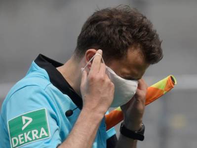  Maske u Premijer ligi su "pale", svima osim četvrtom sudiji i lekarima! 