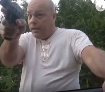  Skloni se sa mog j***nog parkinga! PUCAO na vozača zbog parkiranja (VIDEO) 