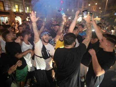  "O Juve MER*A": Napolitanci MRZE "Staru damu"... (VIDEO) 