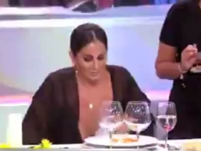  Voditeljki ispale grudi: Usporeni snimak hit na Internetu! (VIDEO) 