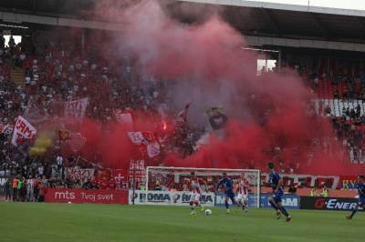  PUŠKOM na navijače Zvezde 