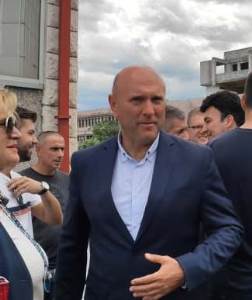 PREDSJEDNIK OPŠTINE poništio sve odluke Divanovića: Bulatović traži 12 plata, CAREVIĆ PRIJETI KRIVIČNOM PRIJAVOM PREDSJEDNIK OPŠTINE poništio sve odluke Divanovića: Bulatović traži 12 plata, CAREVIĆ PRIJETI KRIVIČNOM PRIJAVOM