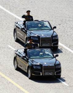  U OVAJ KABRIOLET SU GLEDALI SVI: Šojgu ponovo provozao limuzinu na paradi 