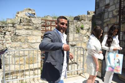  Kasnili, pa Poršeom uleteli do crkve: Darko Lazić krstio sina! (FOTO) 