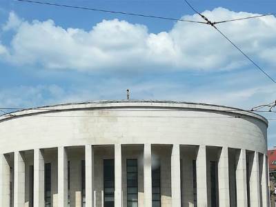  Gola-zena-na-krovu-dzamije-Zagreb 