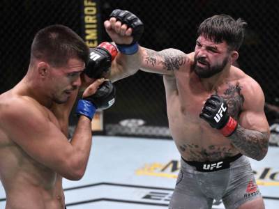  Na šta to liči? MMA borac TUČE STARIJEG ČOVEKA bez razloga! (VIDEO) 