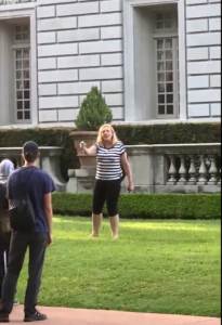 Ovi nisu normalni: MAHALI ORUŽJEM na demonstrante ispred kuće 