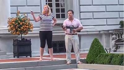  Ovaj snimak je podijelio i Tramp!Par uperio oružje u Afroamerikance (VIDEO) 