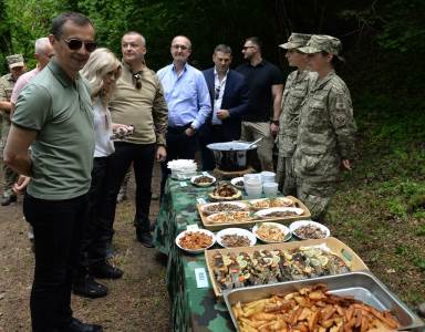  Bošković sa polaznicima Ljetnjeg vojnog kampa 
