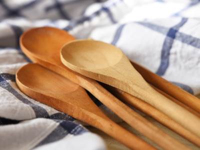  Ljudi su ZGROŽENI! Kad potopite drveni kuhinjski pribor u vrelu vodu... 