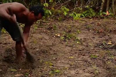  ČOVJEK KORISTIO SAMO AŠOV I SAGRADIO KUĆU ZA 60 DANA 