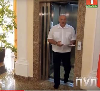  Novi Lukašenkov hit! Došao na sastanak U ČARAPAMA 