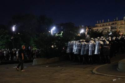  Snimci divljanja demonstranata ispred Skupštine Srbije (VIDEO) 