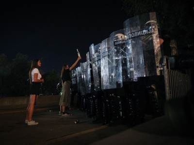  Beograd-Skupstina-Srbije-protesti-rakija-za-policiju-foto 